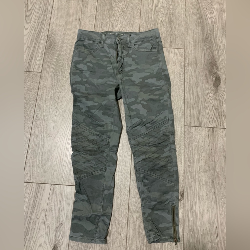 American Eagle high rise cropped jegging size 2 short camouflage print